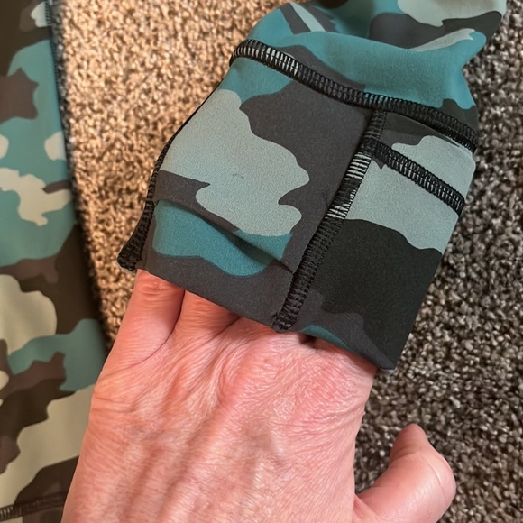 Lululemon hooded define jacket size 10 green, camo print - Picture 2 of 7